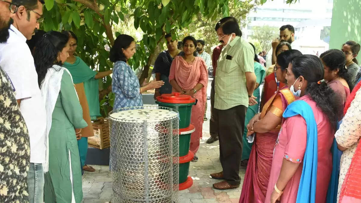 സ്വച്ഛഭാരത് കാംപയിനിന്റെ ഭാഗമായി സിഎംഎഫ്ആർഐ നടത്തിയ മാലിന്യസംസ്‌കരണ പരിശീലനപരിപാടിയിൽ കാർഷിക സർവകലാശാല എമിററ്റസ് പ്രൊഫസർ ഡോ ഡി ഗിരിജ വിവിധ കംപോസ്റ്റിംഗ് രീതികൾ വിശദീകരിക്കുന്നു. സിഎംഎഫ്ആർഐ ഡയറക്ടർ ഡോ എ ഗോപാലകൃഷ്ണൻ സമീപം.